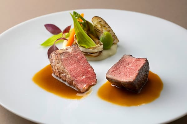 日本黑牛肉里脊（更好肉类）牛排配清淡的辣根风味肉汁