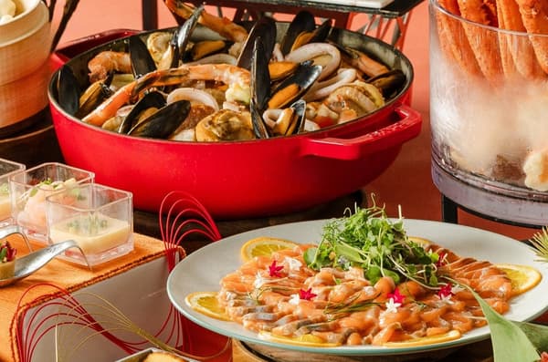 Hors d'oeuvres and hot dishes