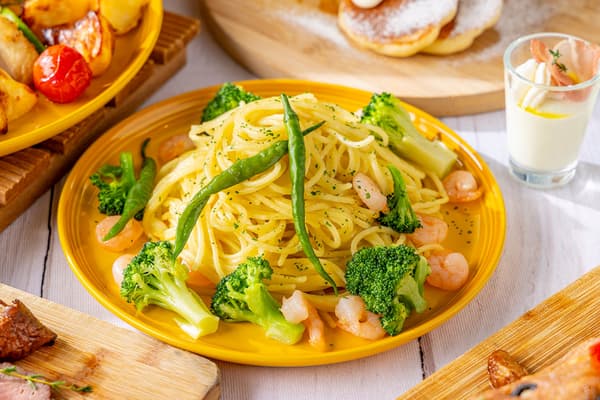 Estación de pasta fresca en vivo disponible en el bufé de almuerzo
