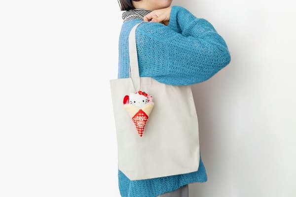 가방에 달아 세련된 '누이카츠' 스타일을 완성하거나, 마음에 드는 장소에서 사진을 찍어보세요