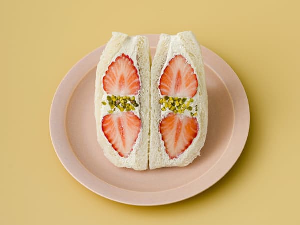 开心果奶油草莓三明治 1,200 日元 / Be! FRUITS SANDWICH