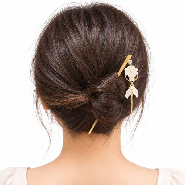 Shizuku Suiren Ippon Kanzashi in Suisho, worn in the hair