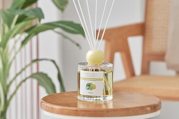 带有水果和花卉的瓶身标签设计