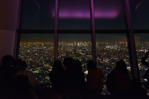 东京晴空塔在深夜延长开放期间的夜景