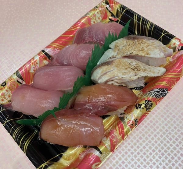 高级鰤鱼品尝寿司（炙烤、腌制、生鱼片）1,080日元（含税）