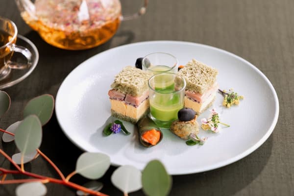 咸食拼盘，包含鸭肉厚蛋抹茶三明治、乡村派可乐饼及豌豆苹果浓汤