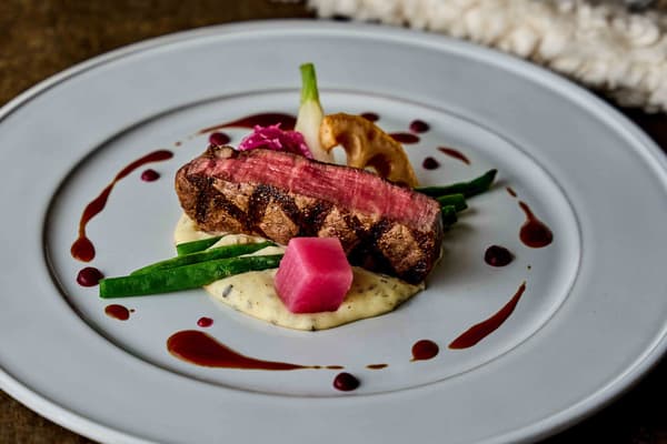 Filete de ternera australiana a la parrilla con puré de patatas con aroma a trufa