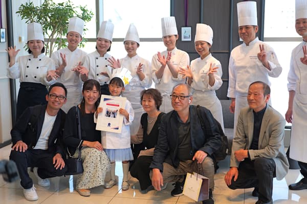 孩子們收到法式禮儀證書