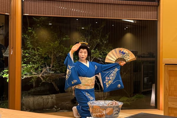 Paket sewa penuh untuk satu rombongan per hari memadukan Kursus Kepiting Kano-Gani dan Kobako-Gani Hidup dengan pertunjukan oleh geisha Kanazawa
