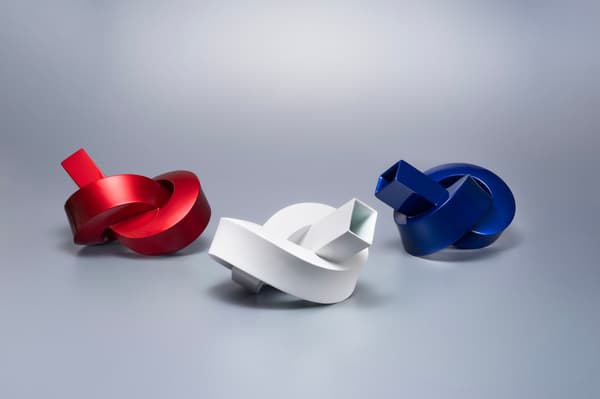 崔在熏的「MUSUBI-Resonant Harmony Red, White, Blue」（各18.5×24.5×h15cm）
