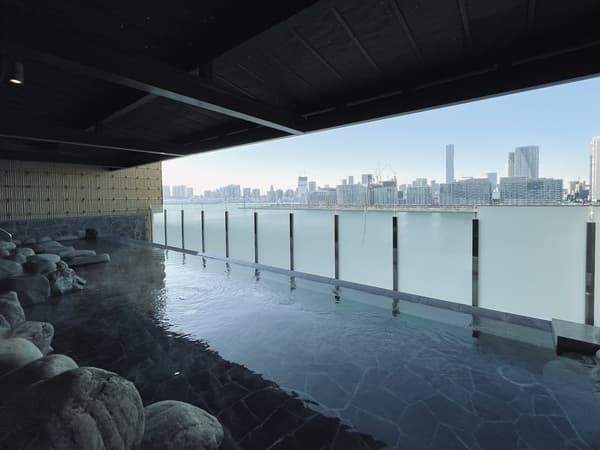 千客万来的室内餐饮和购物区