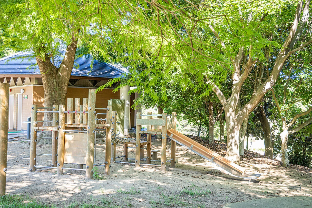 Equipamiento de juego al aire libre, incluyendo un tobogán en los exuberantes jardines
