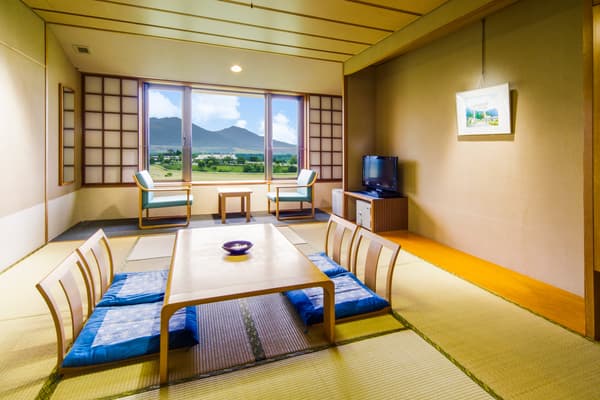 面向三座蒜山峰的日式客房（10张榻榻米大）