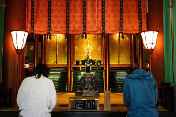 参加朝御馔祭之旅的住客在宁静的三神合祭殿内近距离观察神圣的仪式