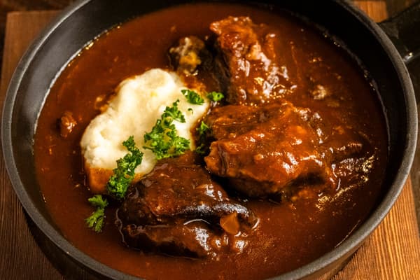 红酒炖猪脸颊肉