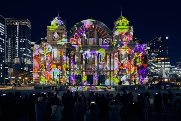 Edisi 2025 projection mapping pada dinding Osaka City Central Public Hall
