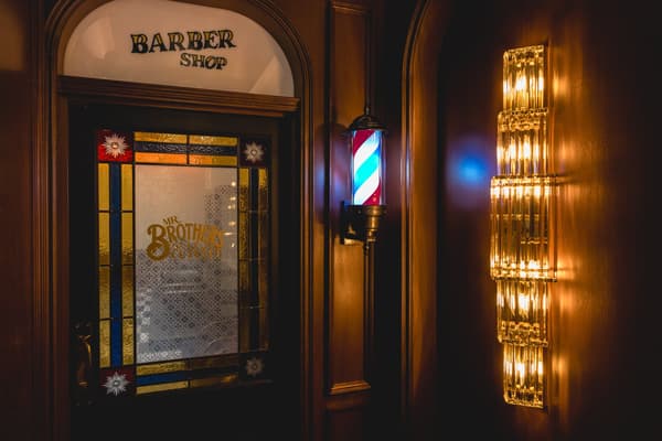 Puerta de la barbería y poste de barbero en NAKAMEGURO 2ND