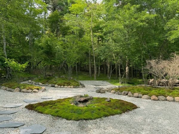 The over-200-square-meter Japanese garden (spring/summer)