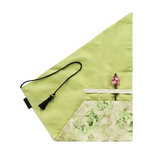 Tas pembungkus kanzashi Oboro Botan, tampak terlipat