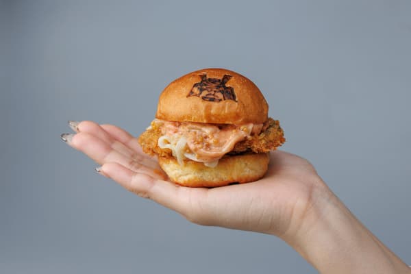 Oyster Fry Slider sostenida en la mano