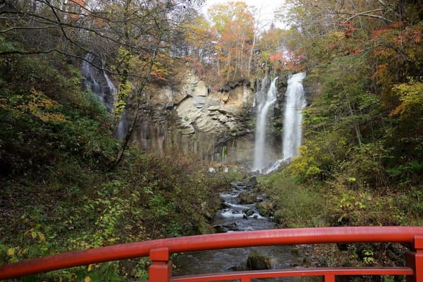 Cataratas Ashiribetsu rodeadas de hojas de otoño