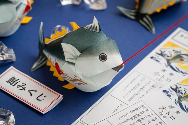 Tamu yang mendapatkan Otoro menerima stiker asli dengan desain bendera tangkapan besar