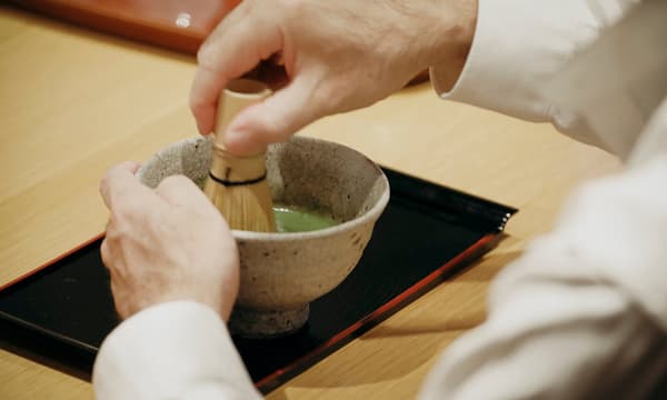 Preparación de un cuenco de matcha