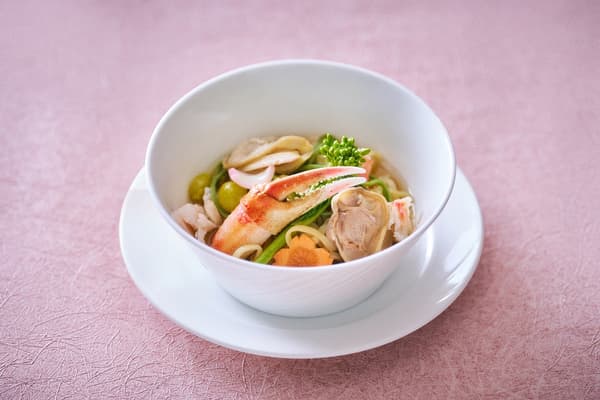 使用樱花和新鲜绿色食材的海鲜伊府面