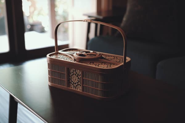 Una cesta de bambú en una mesa