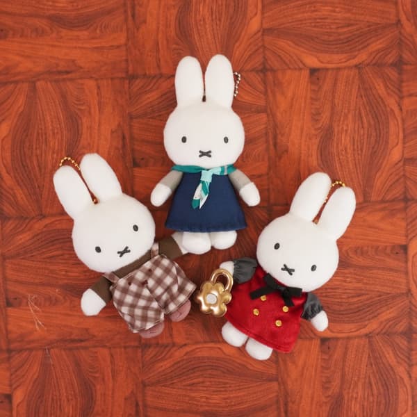 Mascotas de Miffy con cuadros retro, mezclilla y bufanda, y clásica
