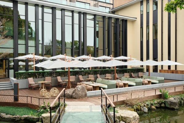 Asientos en la terraza con vista al estanque del jardín en Four Seasons Hotel Kyoto