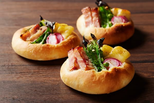 春季蔬菜和培根佛卡夏