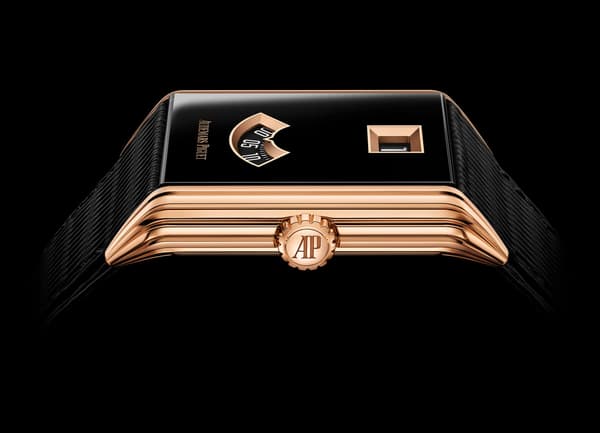 The Neo Frame Jumping Hour with minimalist design, vertical godron decoration, and streamlined lines offers a new interpretation of the distinctive features of the 1929 pre-model 1271.