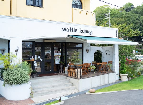 kunugi café interior and product display