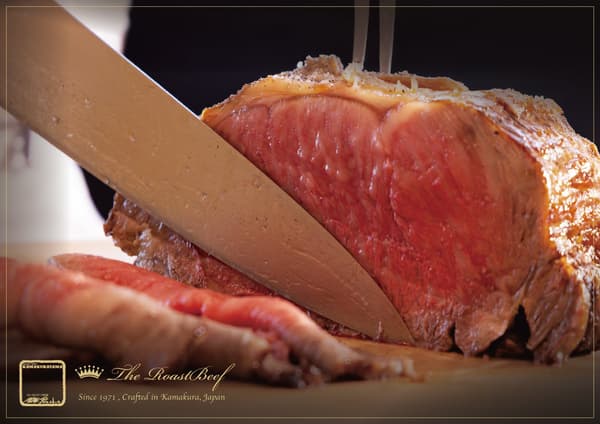 精选黑毛和牛烤牛肉，在餐桌旁一片一片地切片