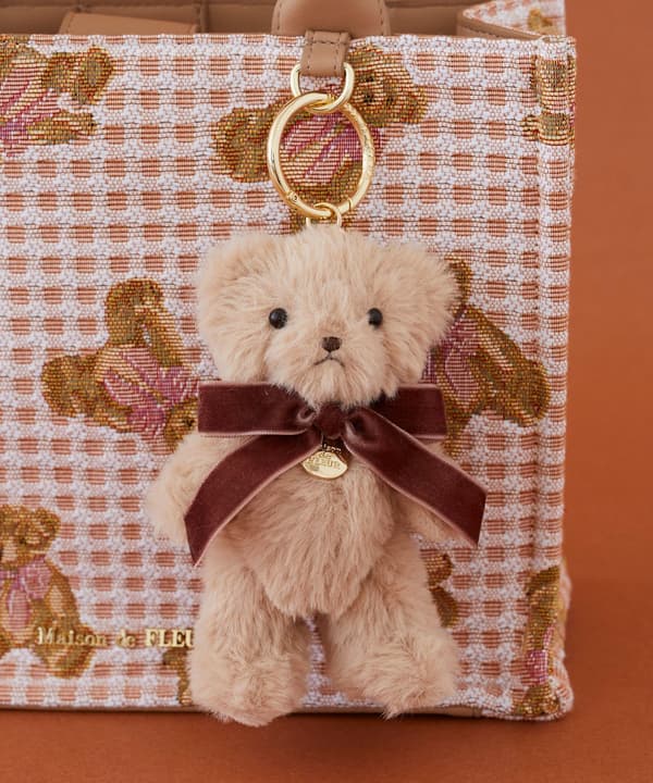 가방에 부착된 브라운 색상의 FLEUR TEDDY 참