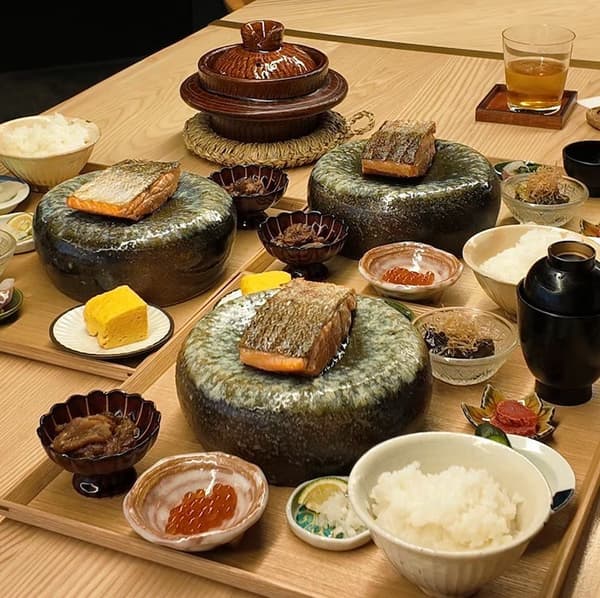 Una comida en bandeja al estilo gozen en Ginza Kiwagiwa