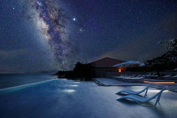 靜謐泳池與星空