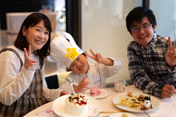 孩子與父母在法式料理活動中分享特別時刻