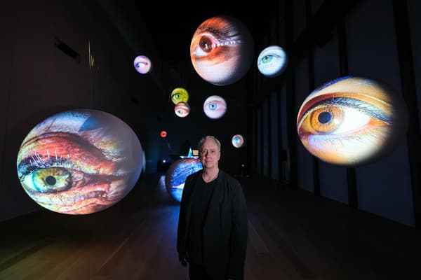 Tony Oursler in front of Specular