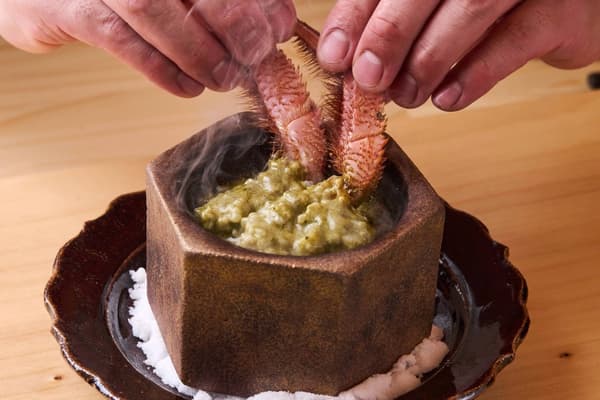 Cangrejo peludo cubierto con miso de cangrejo