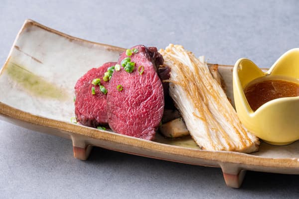 Lomo de venado asado y setas salteadas con salsa Japonaise