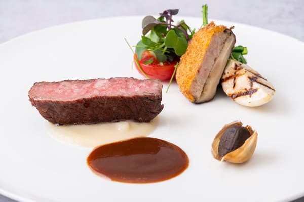 秋田牛烤肉佐黑蒜及原木香菇天婦羅