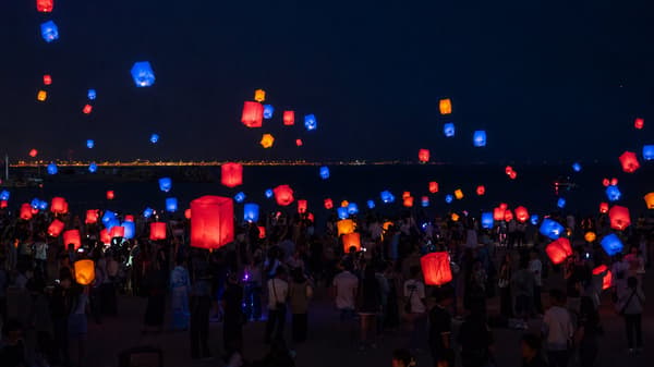 Lampion Festival Lampion Pantai Senshu membubung tinggi di atas pantai pada malam hari