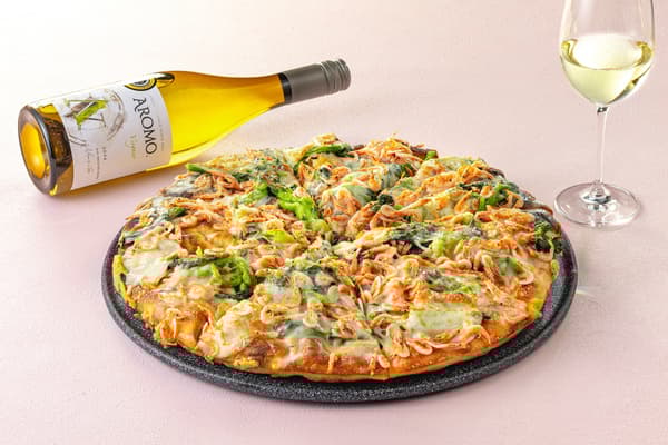 Sakura shrimp and rapeseed flower pizza