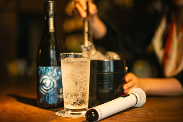 Una bebida y un micrófono en la barra