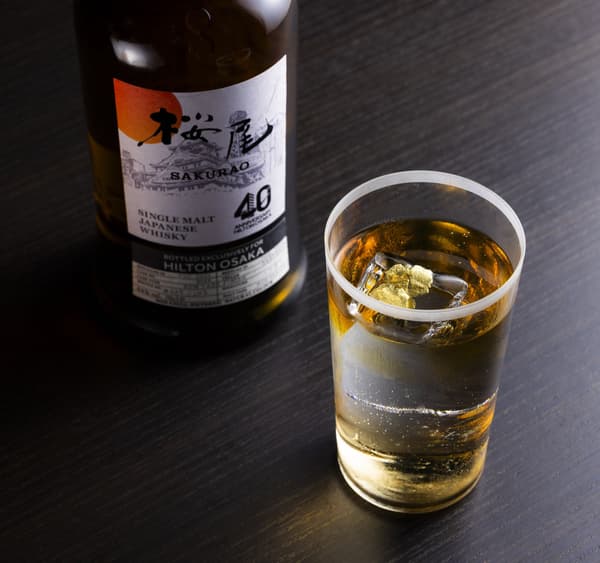 使用該款單桶威士忌調製，並以金箔裝飾的原創調酒