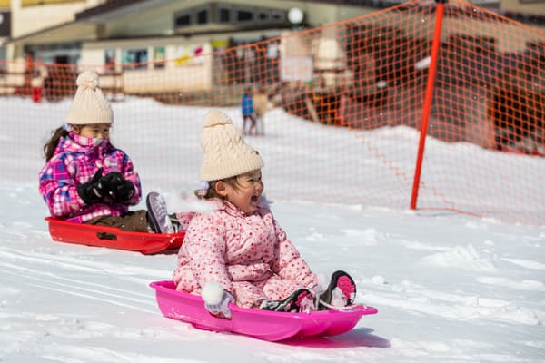 平坦的“雪地公园”仅需步行1分钟，非常适合雪地初体验。在雪地里玩耍后，您可以在温泉中放松身心