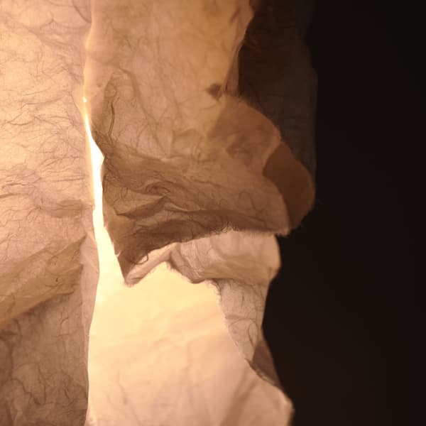 Luz y sombra atravesando el washi estratificado