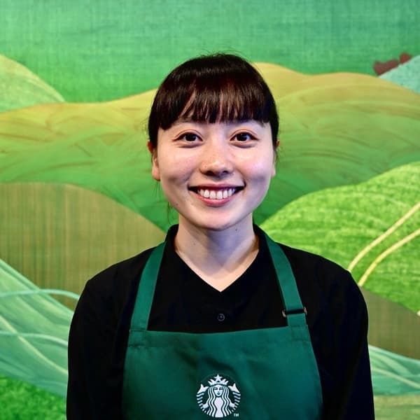 星巴克日本“我的定制吧”中加入肉桂粉和胡椒豆蔻枫糖浆的卡布奇诺